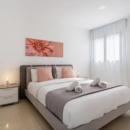 Averna - Breezy 2-br & Balcony In