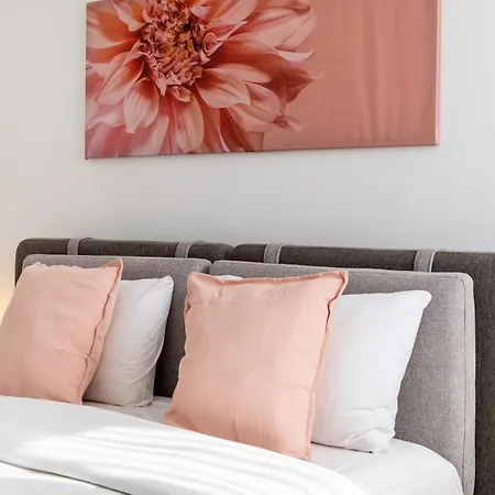 Apartment Averna - Breezy 2-br & Balcony In