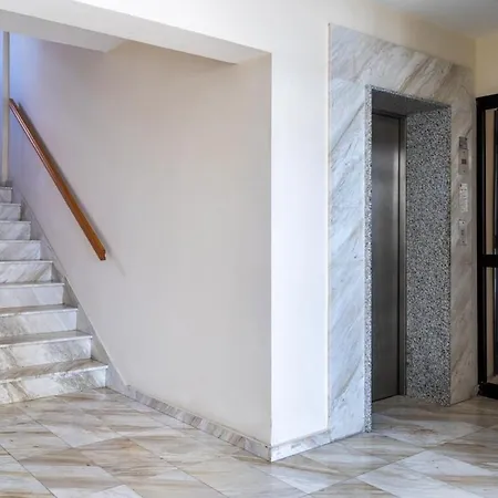 Averna - Breezy 2-br & Balcony In * لارنكا