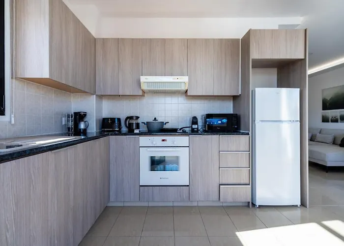 Averna - Breezy 2-br & Balcony In