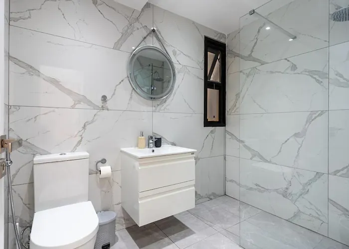 Averna - Breezy 2-br & Balcony In Apartment