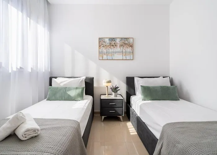 Apartment Averna - Breezy 2-br & Balcony In *