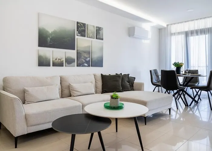 Averna - Breezy 2-br & Balcony In Apartment Larnaca