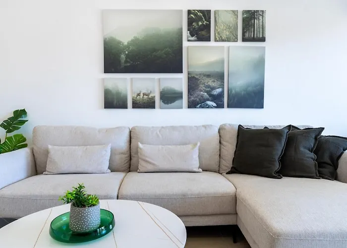 Appartamento Averna - Breezy 2-br & Balcony In *