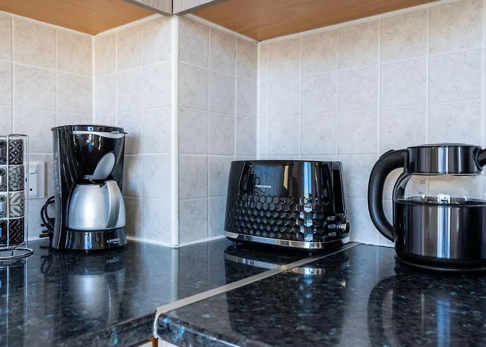 Averna - Breezy 2-br & Balcony In Apartment