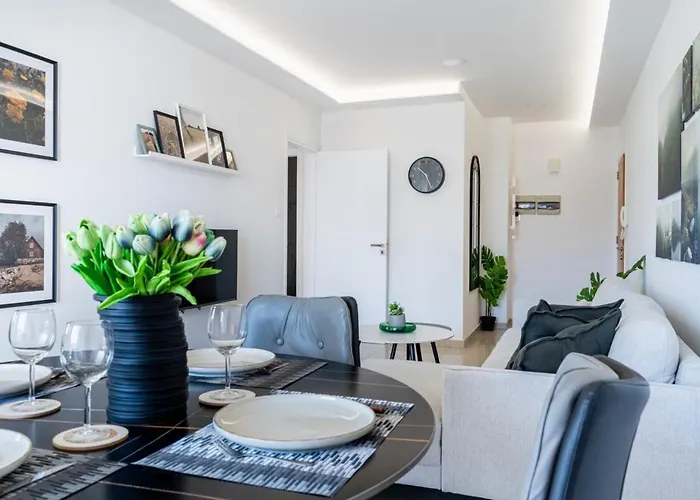 Apartment Averna - Breezy 2-br & Balcony In *