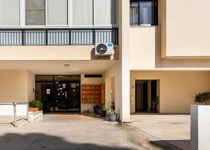 Averna - Breezy 2-br & Balcony In *