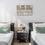 Averna - Breezy 2-br & Balcony In شقة لارنكا