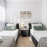 شقة Averna - Breezy 2-br & Balcony In *