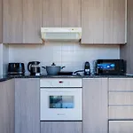 شقة Averna - Breezy 2-br & Balcony In