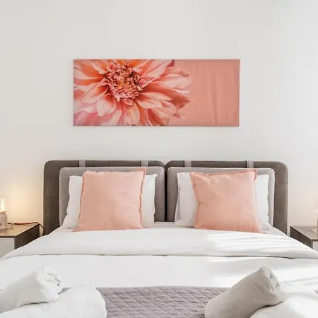 Апартаменты Averna - Breezy 2-br & Balcony In