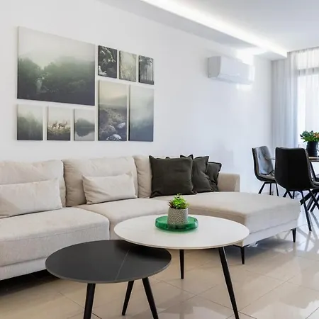 Averna - Breezy 2-br & Balcony In Appartement Larnaca