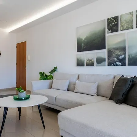 Averna - Breezy 2-br & Balcony In * לרנקה