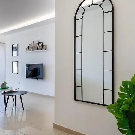 Averna - Breezy 2-br & Balcony In דירה לרנקה