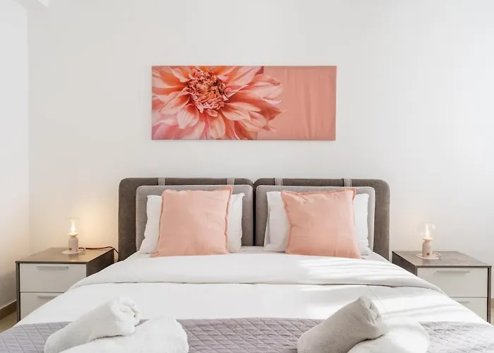 Апартаменты Averna - Breezy 2-br & Balcony In