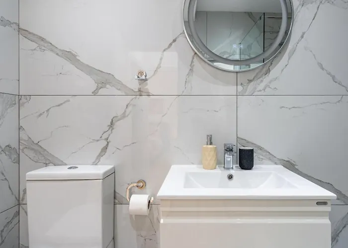 Апартаменты Averna - Breezy 2-br & Balcony In