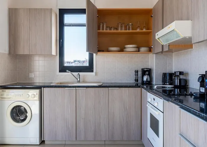 Lägenhet Averna - Breezy 2-br & Balcony In Larnaca