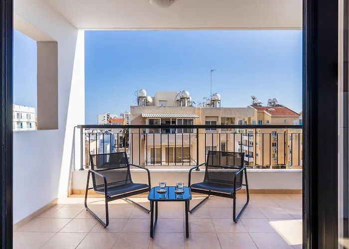 Averna - Breezy 2-br & Balcony In Ларнака