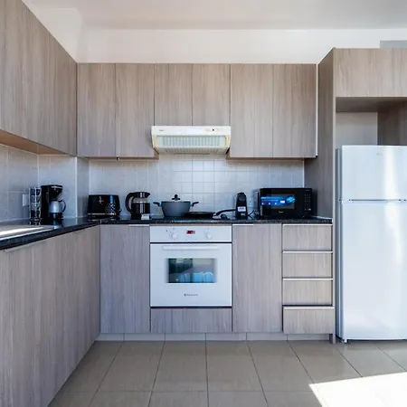 Averna - Breezy 2-br Apt&balcony In