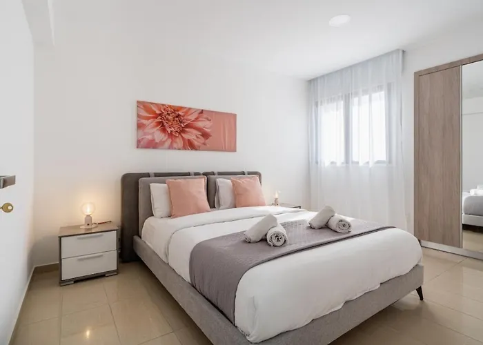 Averna - Breezy 2-br Apt&balcony In