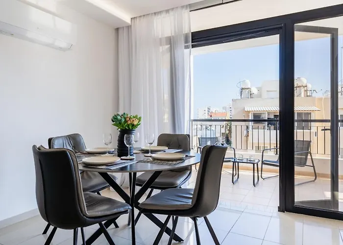 Averna - Breezy 2-br Apt&balcony In *